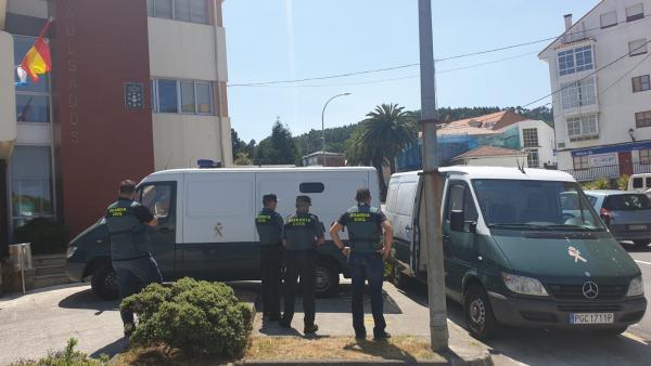 Pasan a disposición judicial los detenidos por agredir a agentes en las fiestas de Muxía. Pasan a disposición judicial los detenidos por agredir a agentes en las fiestas de Muxía.