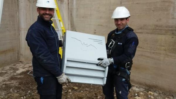 Técnicos de Endesa a punto de instalar una de las casas refugio para murciélagos. Técnicos de Endesa a punto de instalar una de las casas refugio para murciélagos.