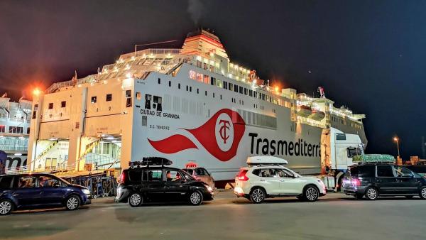 Vehículos esperan el embarque nocturno en uno de los ferrys Vehículos esperan el embarque nocturno en uno de los ferrys