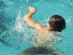 Niño en una piscina