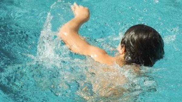 Niño en una piscina Niño en una piscina