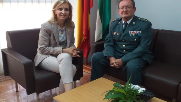 La subdelegada del Gobierno, Manuela Parralo, y el nuevo coronel jefe de la Comandancia de la Guardia Civil de Huelva, Andrés López García. La subdelegada del Gobierno, Manuela Parralo, y el nuevo coronel jefe de la Comandancia de la Guardia Civil de Huelva, Andrés López García.