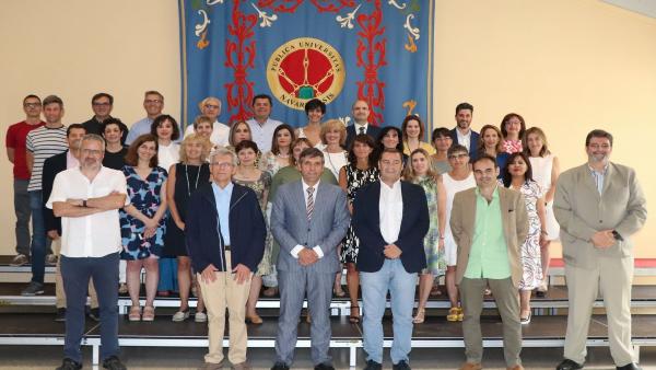 Clausura del II Experto Universitario en Organización y Gestión de Servicios Sanitarios. Responsables del título, profesorado, autoridades y alumnado posan en el edificio de El Sario de la UPNA. Clausura del II Experto Universitario en Organización y Gestión de Servicios Sanitarios. Responsables del título, profesorado, autoridades y alumnado posan en el edificio de El Sario de la UPNA.