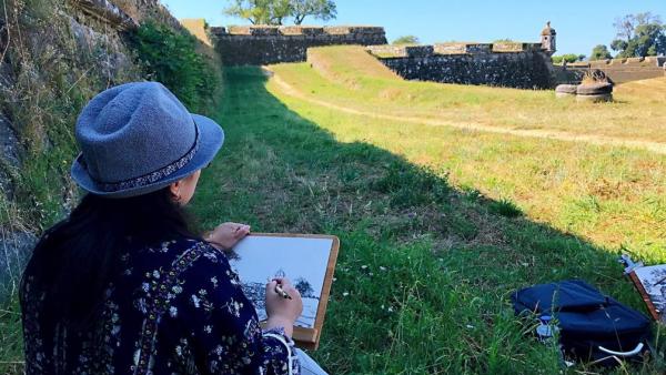 Una de las artistas chinas que realizan el Camino Portgués de Santiago retratando la ruta para una exposición Una de las artistas chinas que realizan el Camino Portgués de Santiago retratando la ruta para una exposición