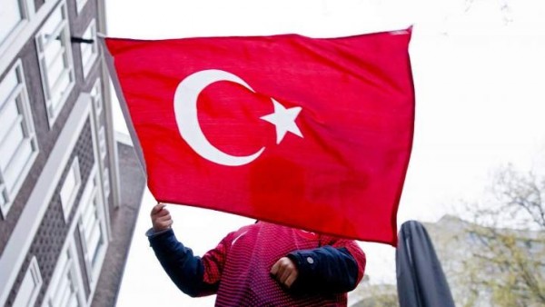 Un ciudadano ondea una bandera de Turquía. Un ciudadano ondea una bandera de Turquía.