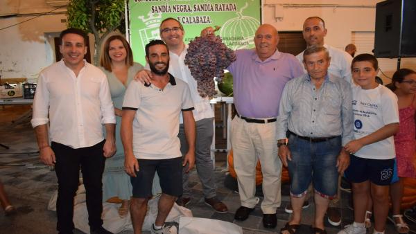 El alcalde de los Palacios con el ganador del racimo de uva más grande del mundo El alcalde de los Palacios con el ganador del racimo de uva más grande del mundo