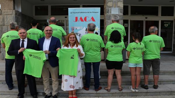 La concejala delegada del Festival Folklórico de los Pirineos, Olvido Moratinos, el director de la Fundación Caja Rural Aragón, José Antonio Artigas, y distintos voluntarios, este lunes 22 en la presentación de estos últimos y su equipación. La concejala delegada del Festival Folklórico de los Pirineos, Olvido Moratinos, el director de la Fundación Caja Rural Aragón, José Antonio Artigas, y distintos voluntarios, este lunes 22 en la presentación de estos últimos y su equipación.
