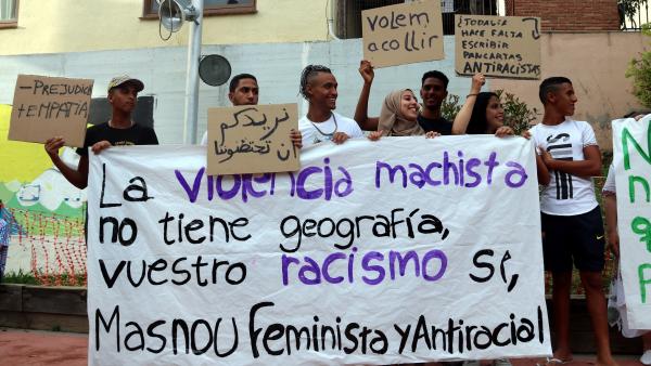 Un grupo de jóvenes con una pancarta en la manifestación en El Masnou contra la xenofobia y el machismo y a favor de la convivencia. Un grupo de jóvenes con una pancarta en la manifestación en El Masnou contra la xenofobia y el machismo y a favor de la convivencia.