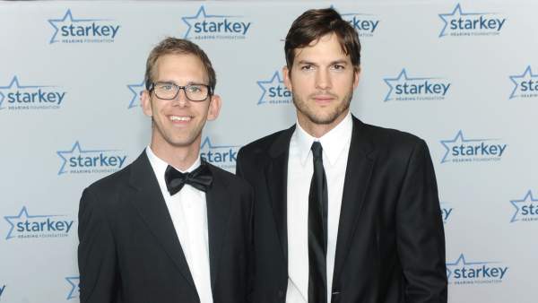 ASHTON KUTCHER Y MICHAEL KUTCHER. ASHTON KUTCHER Y MICHAEL KUTCHER.