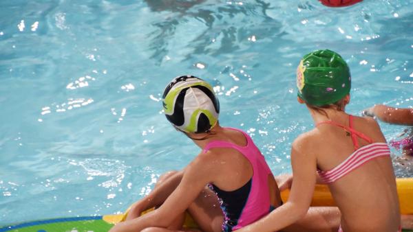 Imagen de archivo de unos niños en una piscina Imagen de archivo de unos niños en una piscina