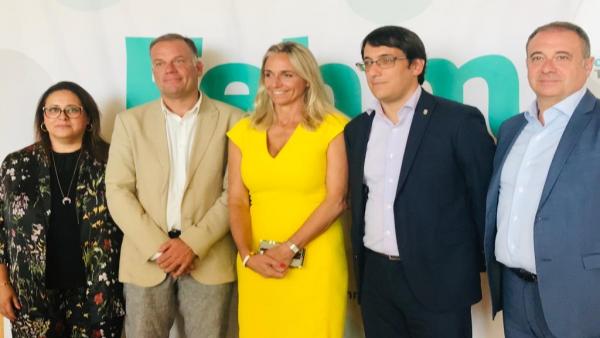 El conseller de Modelo Económico, Turismo y Trabajo, Iago Negueruela, junto a la presidenta de la FEHM, María Frontera, y representantes del sector hotelero. El conseller de Modelo Económico, Turismo y Trabajo, Iago Negueruela, junto a la presidenta de la FEHM, María Frontera, y representantes del sector hotelero.