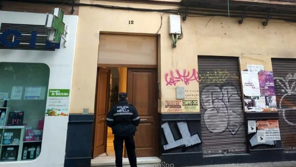 Un agente de Policía Local en la avenida de la Cruz Roja de Sevilla Un agente de Policía Local en la avenida de la Cruz Roja de Sevilla