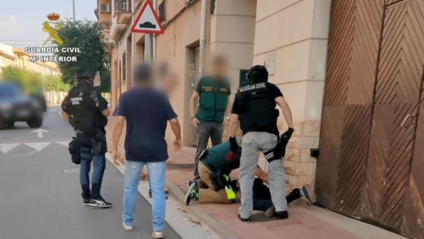 Imagen de la detención de uno de los dos atracadores por miembros de la Guardia Civil de La Rioja. Imagen de la detención de uno de los dos atracadores por miembros de la Guardia Civil de La Rioja.