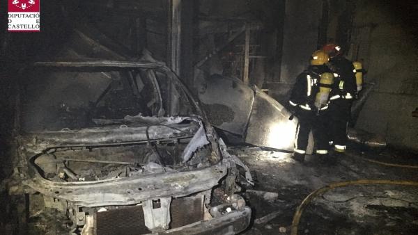 Un incendi calcina el 70% d'un taller i quatre vehicles a Borriana Un incendi calcina el 70% d'un taller i quatre vehicles a Borriana
