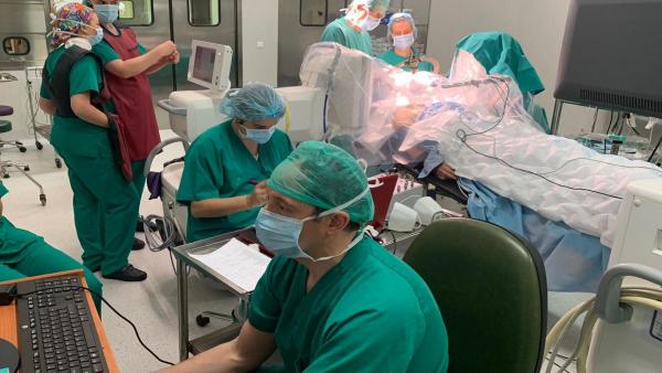 Equipo del Servicio de Neurocirugía del Centro Médico de Asturias. Equipo del Servicio de Neurocirugía del Centro Médico de Asturias.