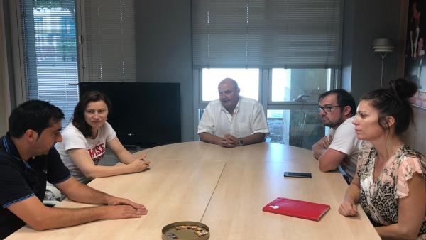 Antonio Rodes preside la mesa en una reunión con representantes de Getaway. Antonio Rodes preside la mesa en una reunión con representantes de Getaway.