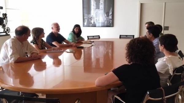 Imagen de un momento del encuentro institucional de este martes entre el alcalde y parte de la Corporación logroñesa con los responsables de UGT en La Rioja. Imagen de un momento del encuentro institucional de este martes entre el alcalde y parte de la Corporación logroñesa con los responsables de UGT en La Rioja.