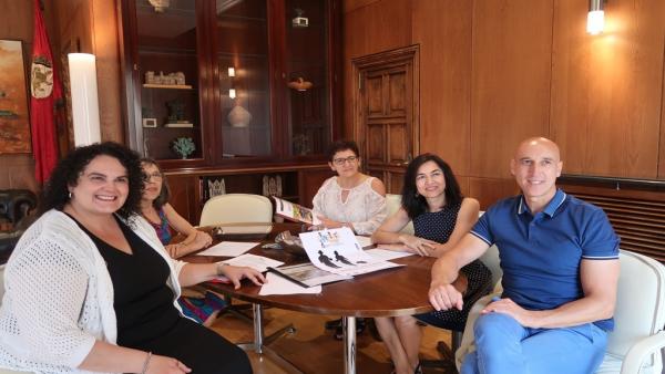 Diez y Vera López con los miembros de la Asociación Alfaem. Diez y Vera López con los miembros de la Asociación Alfaem.