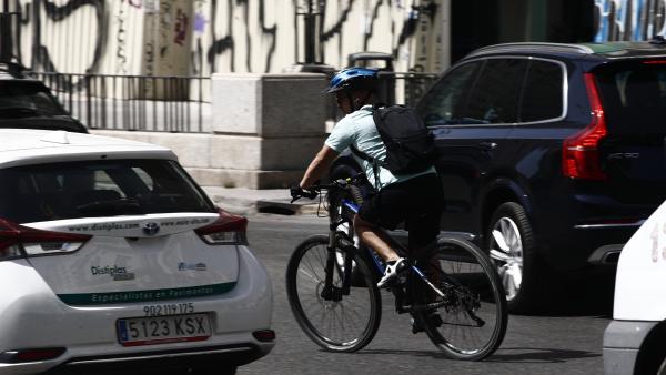 Un ciclista monta en bicicleta entre coches en la Plaza de España en Madrid. Un ciclista monta en bicicleta entre coches en la Plaza de España en Madrid.