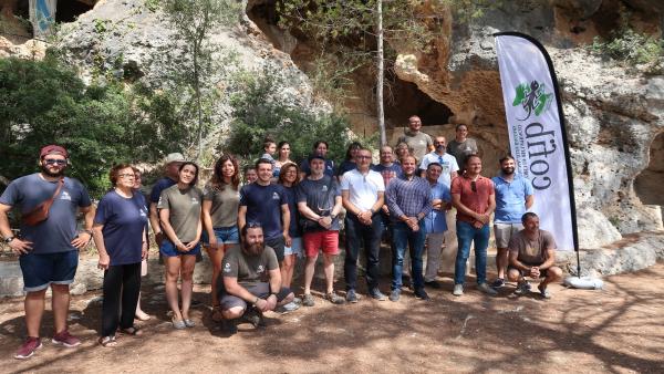 El conseller de Medio Ambiente y Territorio, Miquel Mir, asiste a la liberación de una treintena de vencejos en la cueva de Lourdes de Santa Eugènia junto a voluntarios y trabajadores del Centro para la Recuperación de la Fauna de Baleares (Cofib). El conseller de Medio Ambiente y Territorio, Miquel Mir, asiste a la liberación de una treintena de vencejos en la cueva de Lourdes de Santa Eugènia junto a voluntarios y trabajadores del Centro para la Recuperación de la Fauna de Baleares (Cofib).