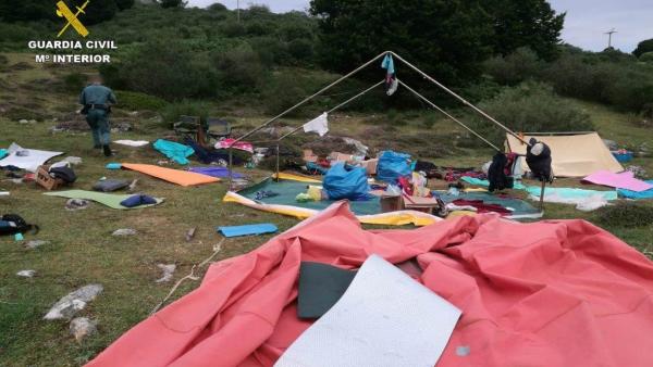 Tienda de campaña afectada por el viento en un campamento de León. Tienda de campaña afectada por el viento en un campamento de León.