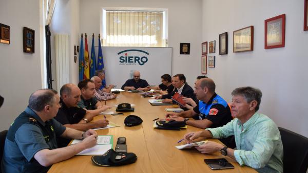 Reunión del dispositivo de seguridad para las fiestas del Carmín de la Pola y el Carbayu de Lugones. Reunión del dispositivo de seguridad para las fiestas del Carmín de la Pola y el Carbayu de Lugones.