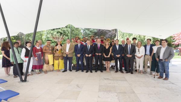 Urkullu recibe en Vitoria a organizadores e integrantes del Festival Internacional de Folklore de Portugalete Urkullu recibe en Vitoria a organizadores e integrantes del Festival Internacional de Folklore de Portugalete