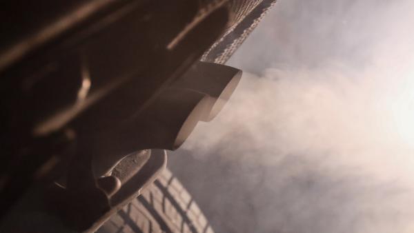 Tubo de escape de un coche emitiendo polución. Tubo de escape de un coche emitiendo polución.