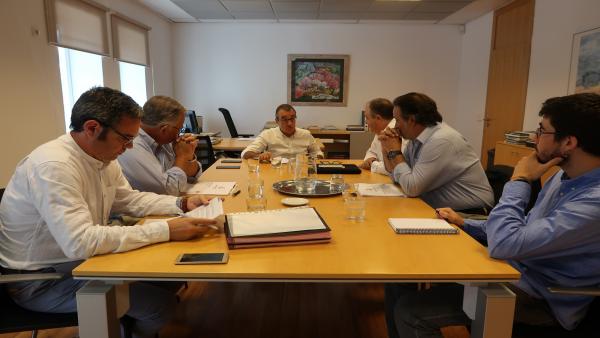 Imagen de la reunión entre el conseller de Transición Energética y Sectores Productivos, Juan Pedro Yllanes, y el presidente de la Cámara de Comercio de Mallorca, Antoni Mercant. Imagen de la reunión entre el conseller de Transición Energética y Sectores Productivos, Juan Pedro Yllanes, y el presidente de la Cámara de Comercio de Mallorca, Antoni Mercant.