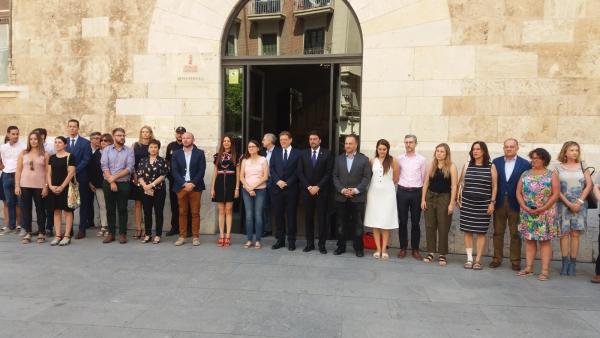 Minuto de silencio ante el Palau de la Generalitat por un caso de asesinato por violencia machista Minuto de silencio ante el Palau de la Generalitat por un caso de asesinato por violencia machista