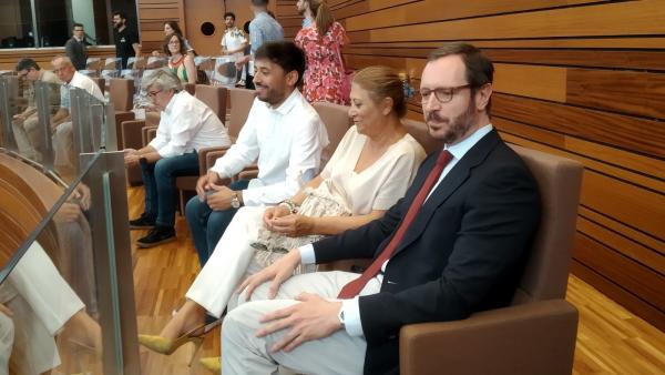 Los tres senadores autonómicos, Francisco Díaz y Teresa López (PSOE) y Javier Maroto (PP), siguen la votación desde la tribuna de invitados de las Cortes. Los tres senadores autonómicos, Francisco Díaz y Teresa López (PSOE) y Javier Maroto (PP), siguen la votación desde la tribuna de invitados de las Cortes.