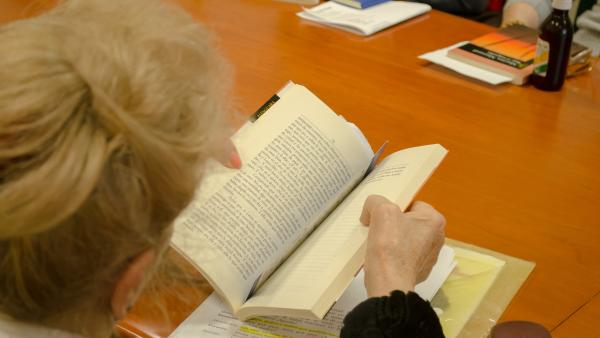 Una mujer leyendo. Una mujer leyendo.