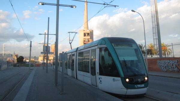 Tranvía del Trambesòs en la estación de Sant Adrià, Barcelona. Tranvía del Trambesòs en la estación de Sant Adrià, Barcelona.