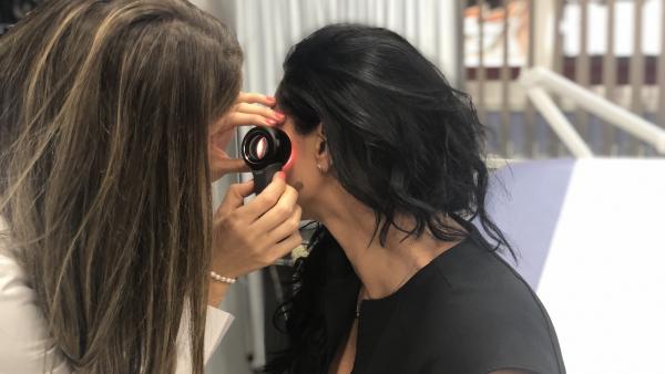 La dermatóloga revisa quemaduras solares en la piel La dermatóloga revisa quemaduras solares en la piel