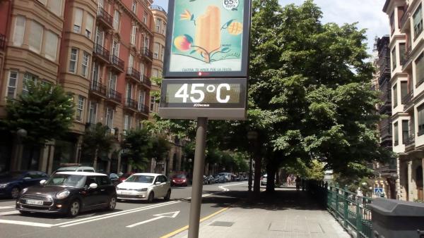 Termómetro marcando 45 grados en una calle de Bilbao Termómetro marcando 45 grados en una calle de Bilbao