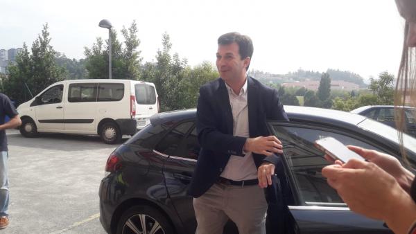 Gonzalo Caballero, secretario xeral del Partido Socialista de Galicia (PSdeG), llegando este jueves a la sede socialista en Santiago en la que ofreció una rueda de prensa. Gonzalo Caballero, secretario xeral del Partido Socialista de Galicia (PSdeG), llegando este jueves a la sede socialista en Santiago en la que ofreció una rueda de prensa.
