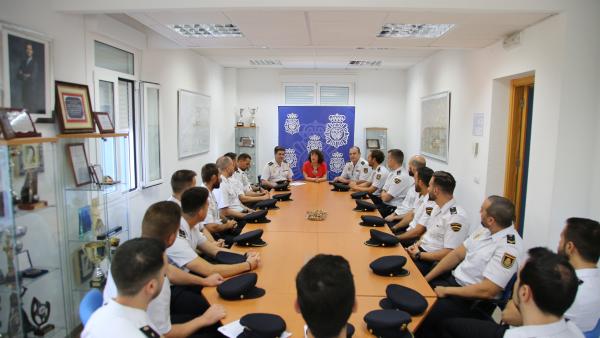 Valenzuela (centro), recibe a los nuevos policías nacionales Valenzuela (centro), recibe a los nuevos policías nacionales