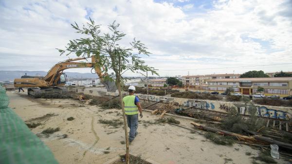 Obras en el paso a nivel de El Puche Obras en el paso a nivel de El Puche
