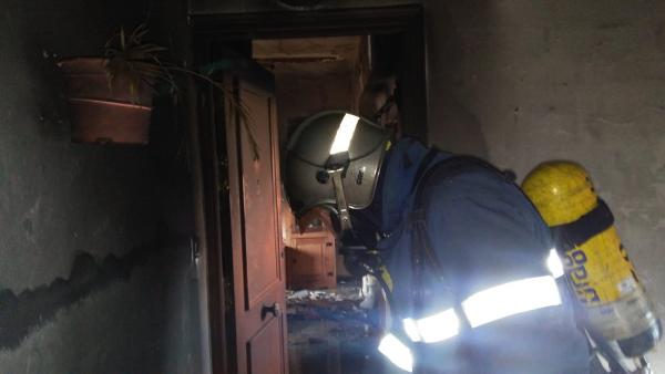 Bomberos en un incendio de vivienda Bomberos en un incendio de vivienda