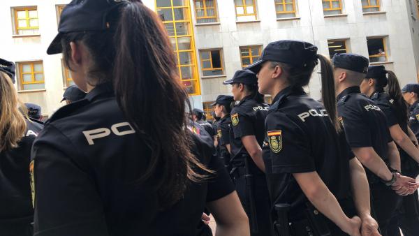 Agentes de la Policía Nacional Agentes de la Policía Nacional