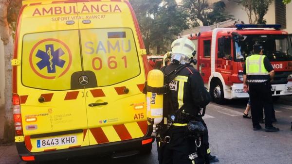 Efectivos del SAMU y Bomberos trabajan en el incendio en una vivienda en S'Arenal de Llucmajor. Efectivos del SAMU y Bomberos trabajan en el incendio en una vivienda en S'Arenal de Llucmajor.