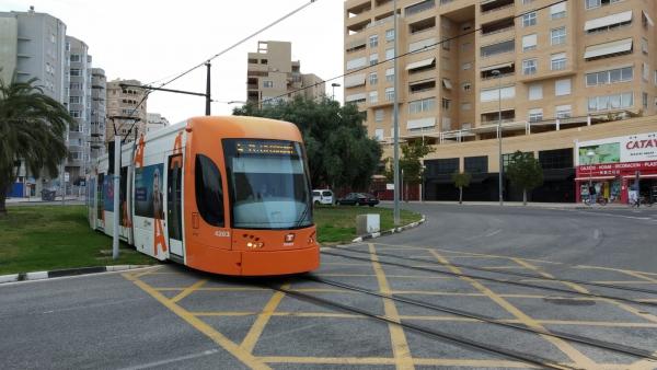 Un TRAM circula por la glorieta de Paqui Veza hacia la avenida Goleta en dirección a playa de San Juan, de archivo. Un TRAM circula por la glorieta de Paqui Veza hacia la avenida Goleta en dirección a playa de San Juan, de archivo.