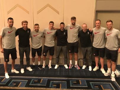 Andrés Iniesta, David Villa y Sergi Samper se reencuentran con la plantilla del Barcelona