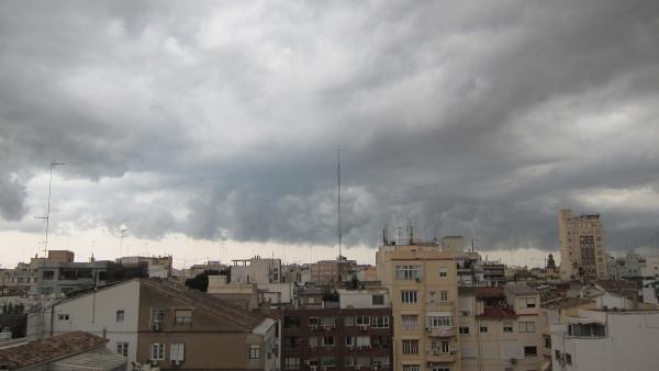 Nubes sobre un municipio de Valencia Nubes sobre un municipio de Valencia