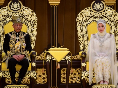 El sultan de Pahang es coronado rey de Malasia junto a su mujer.