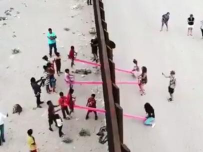 Balancín en el muro fronterizo entre México y EE UU