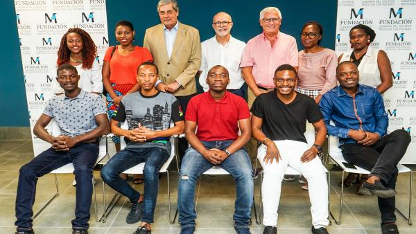 En el centro, de izquierda a derecha, el presidente del Colegio, Pedro Cabrera, el responsable del proyecto, Luis López Rivero, y el vocal de Cooperación Internacional, Juan Ignacio Pintado, con estudiantes y médicos de Mozambique En el centro, de izquierda a derecha, el presidente del Colegio, Pedro Cabrera, el responsable del proyecto, Luis López Rivero, y el vocal de Cooperación Internacional, Juan Ignacio Pintado, con estudiantes y médicos de Mozambique