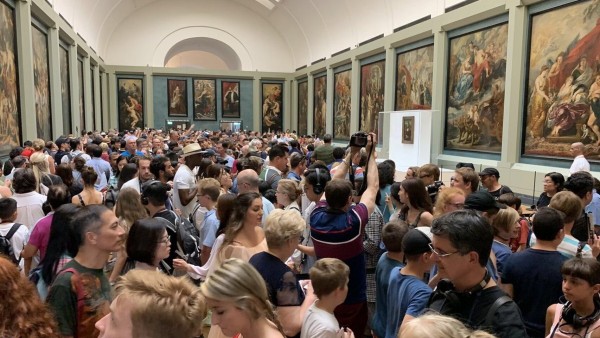 Turistas esperan su turno para ver a la Gioconda. Turistas esperan su turno para ver a la Gioconda.