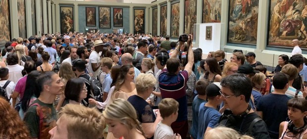 Turistas esperan su turno para ver a la Gioconda.