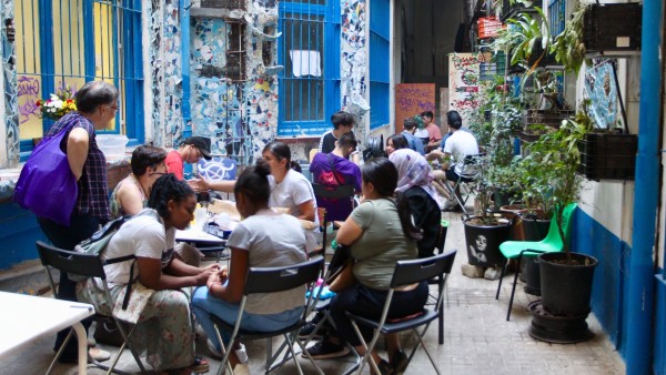 El patio de La Ingobernable, adornado por los miembros del colectivo. El patio de La Ingobernable, adornado por los miembros del colectivo.